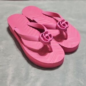 Gucci Pink Sandals with Logo Accent